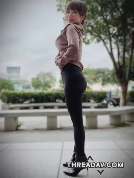 她雖然不高，但比例好，身形勻稱，笑容甜。穿上瑜珈褲後完全就是一個迷人的女人