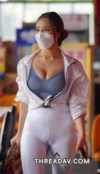 前凸後翹的身材真令人上心悅目，這乳溝深的爆乳