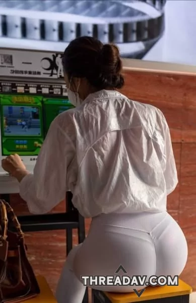 前凸後翹的身材真令人上心悅目，這乳溝深的爆乳