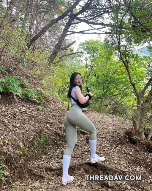 瑜珈女神帶你爬山，風姿綽約身姿勻稱。