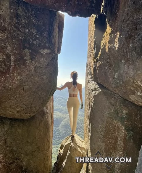 換上不同的瑜珈褲登山，其實穿上瑜珈褲拍照也很好看，超性感的
