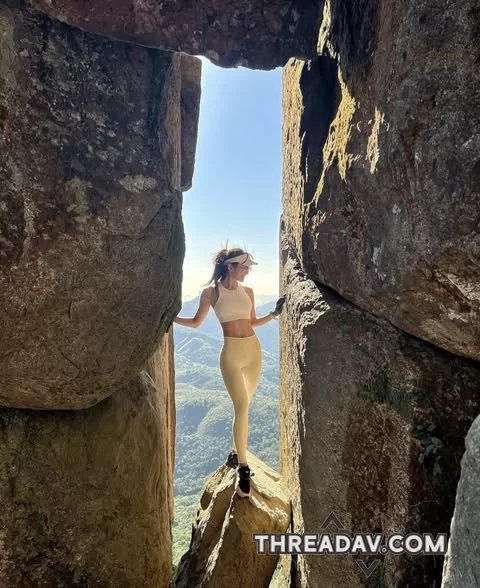 換上不同的瑜珈褲登山，其實穿上瑜珈褲拍照也很好看，超性感的