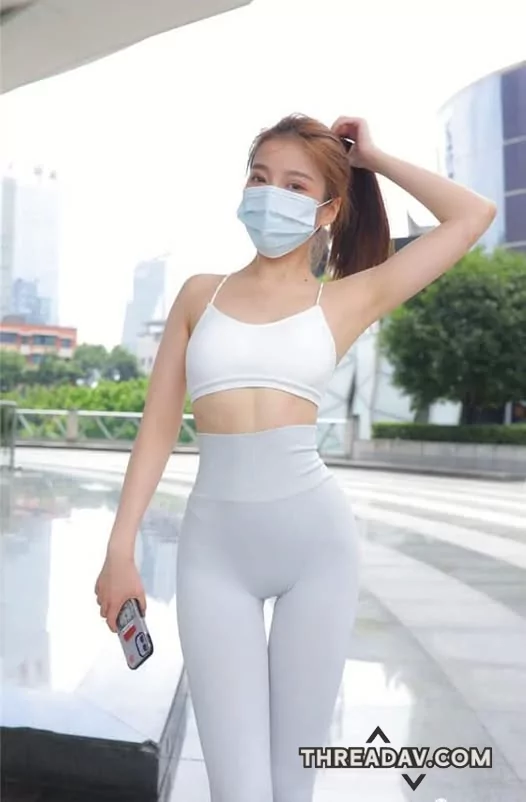 美女穿上瑜珈褲變得好性感，這腰身長腿真令人多看一眼