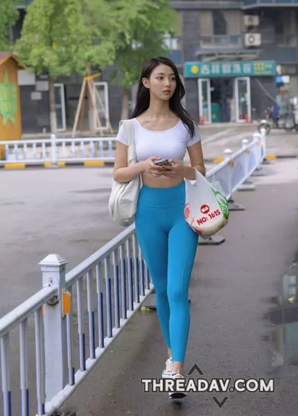 甜美可愛臉蛋又有火辣性感身材加上這身瑜珈褲太完美了，有人知道她嗎?