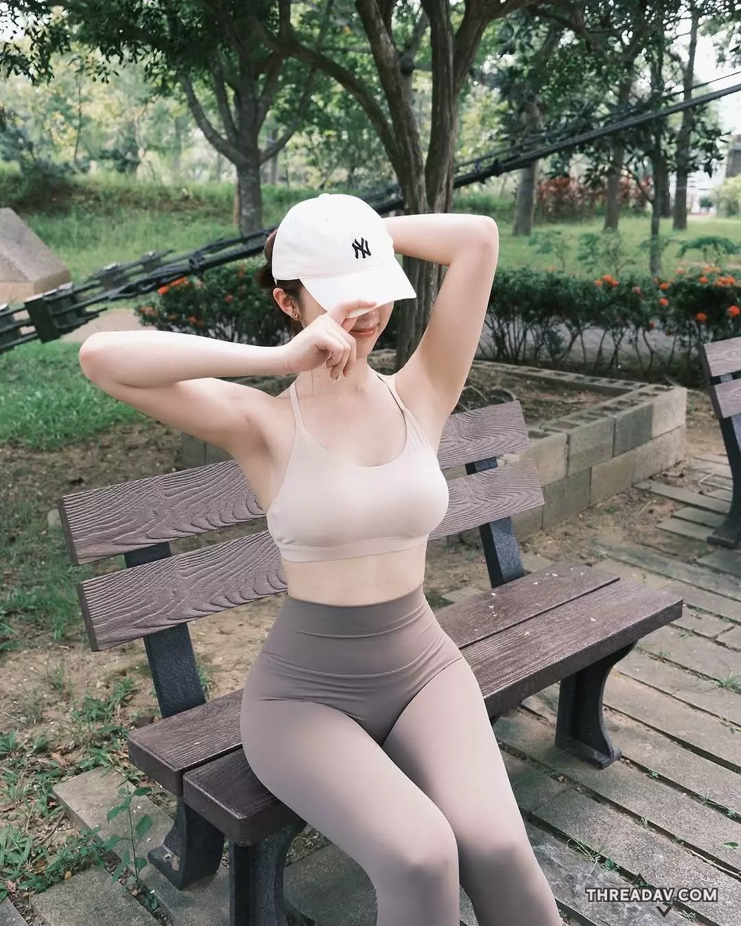 瑜珈背心低胸設計，露出深深的乳溝，我忍不住了!!