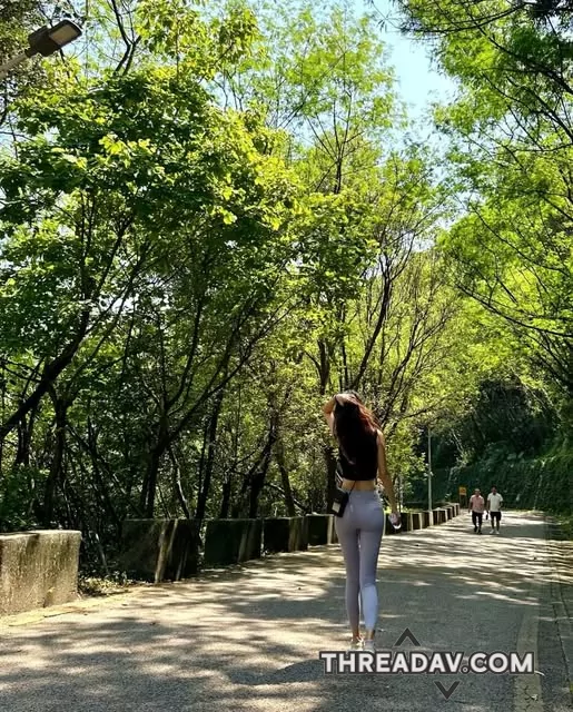逛街穿瑜珈褲不是因為想引人注意，只是剛好喜歡😏