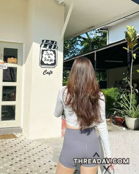 短瑜珈褲似乎有些違和感，但這腿這重點就通過吧