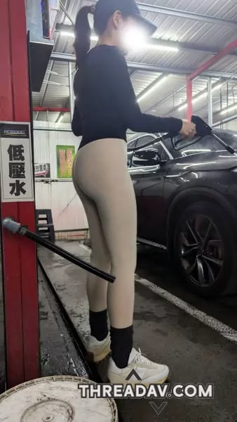深夜洗車場出現女神級背影，這曲線我暈了