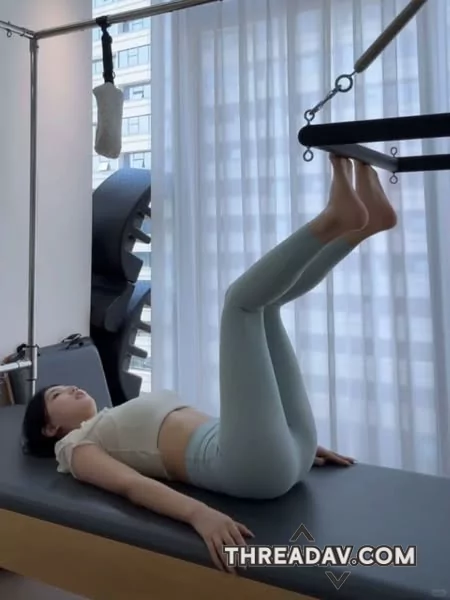 這瑜珈抬腿姿勢總讓我想歪，身材也是很均勻性感