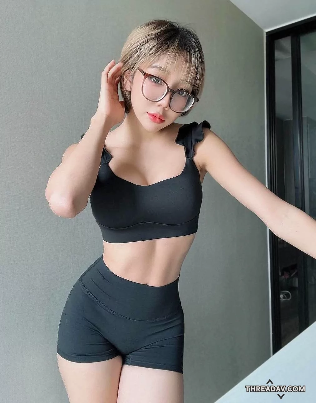 瑜珈背心低胸設計，露出一大片乳房