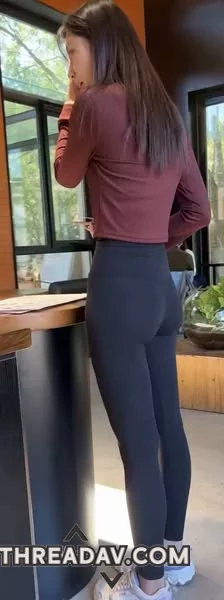 戶外看到這美女的本來就高顏值，配上瑜珈褲後這美腿更性感