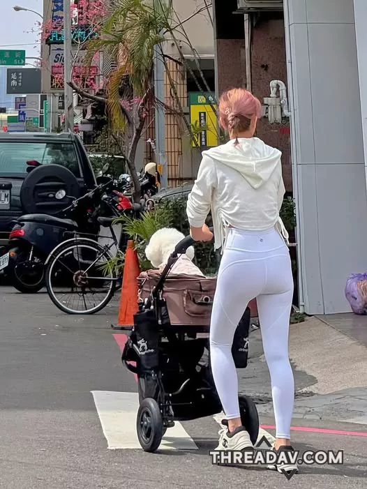 在街頭這樣穿瑜珈褲，誰還忍得住不回頭
