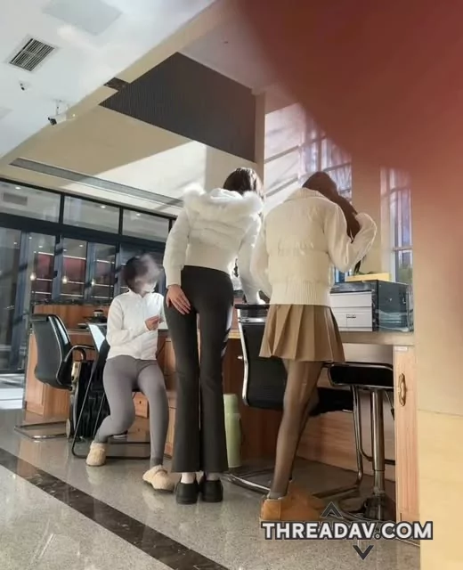坐著等候也是也有意外的驚喜，剛好美腿下體對著我