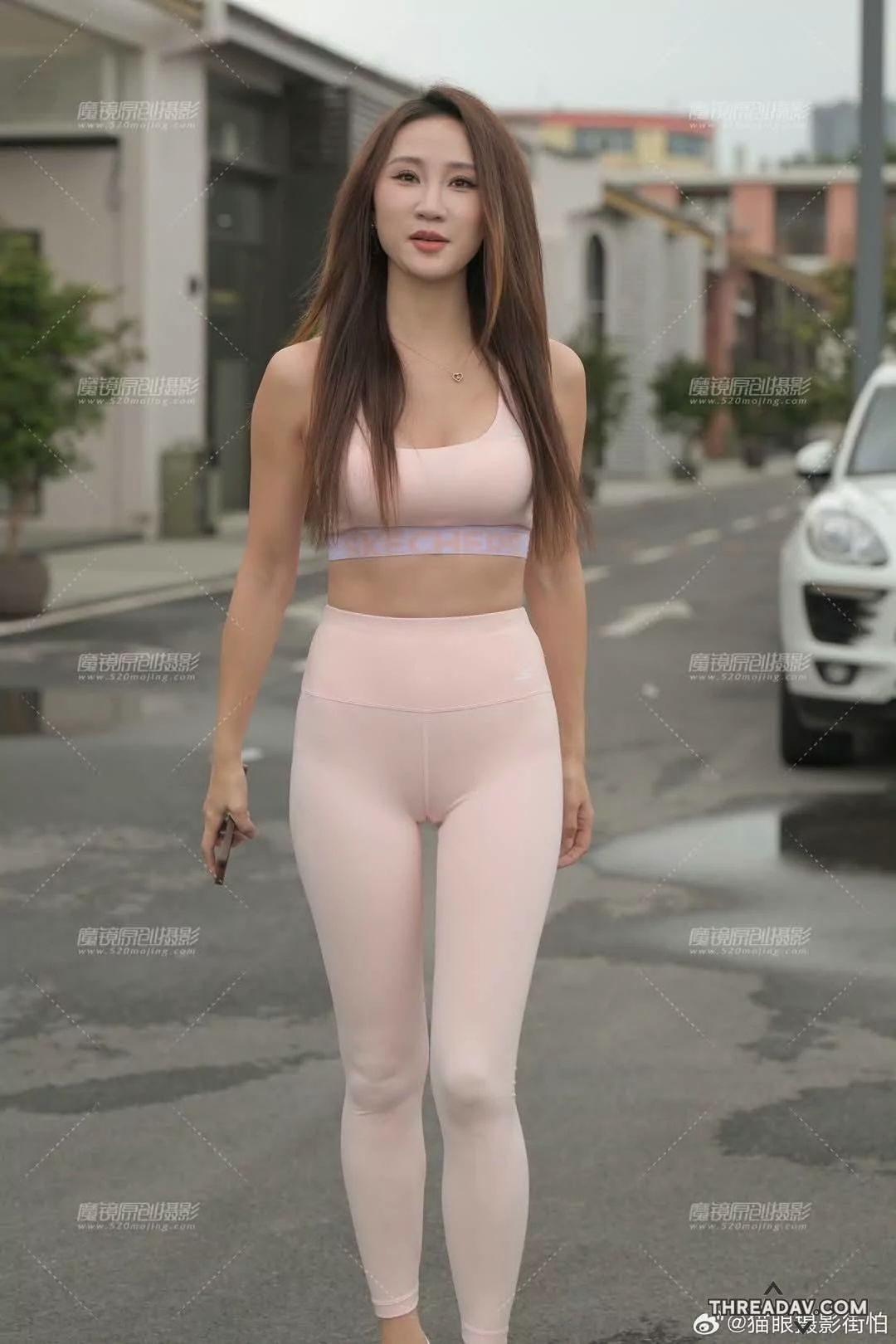 瑜珈背心低胸設計，露出深深的乳溝