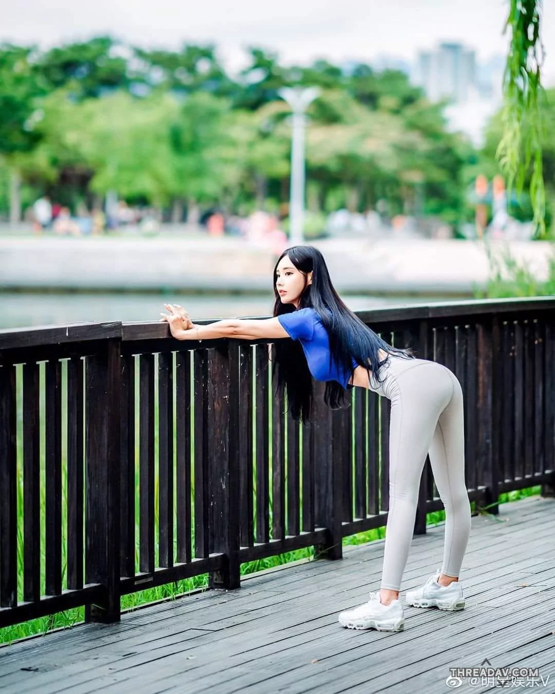 啦啦隊超甜美美女，果然身材真棒，笑起來超可愛