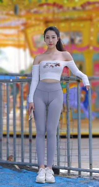 長腿高顏值美女，這樣S曲線真性感，坐下來的那美臀真想抓著後入
