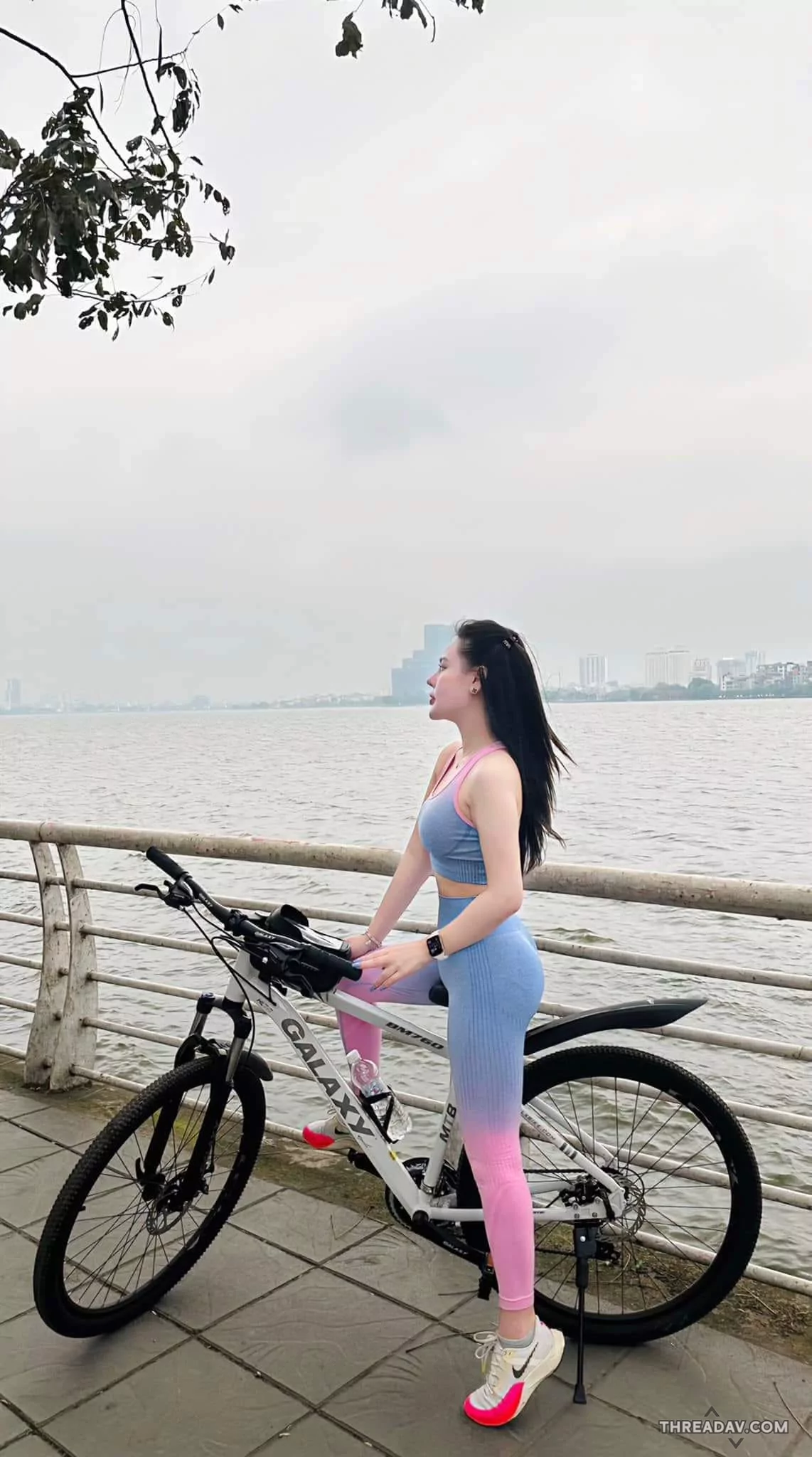 漸層色的瑜珈褲突顯豐腴美臀，連小鮑鮑看起來肉肉的