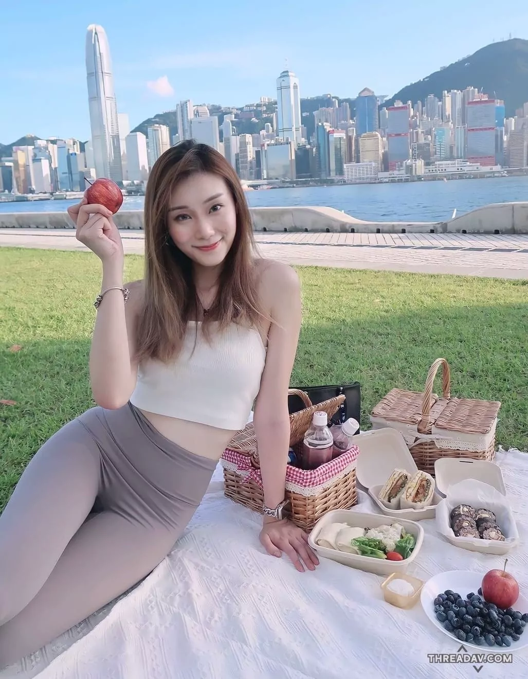 穿瑜珈褲爬山... 石阶上每步都像在走T台🍑 后面那组登山客突然变得很爱拍照📸