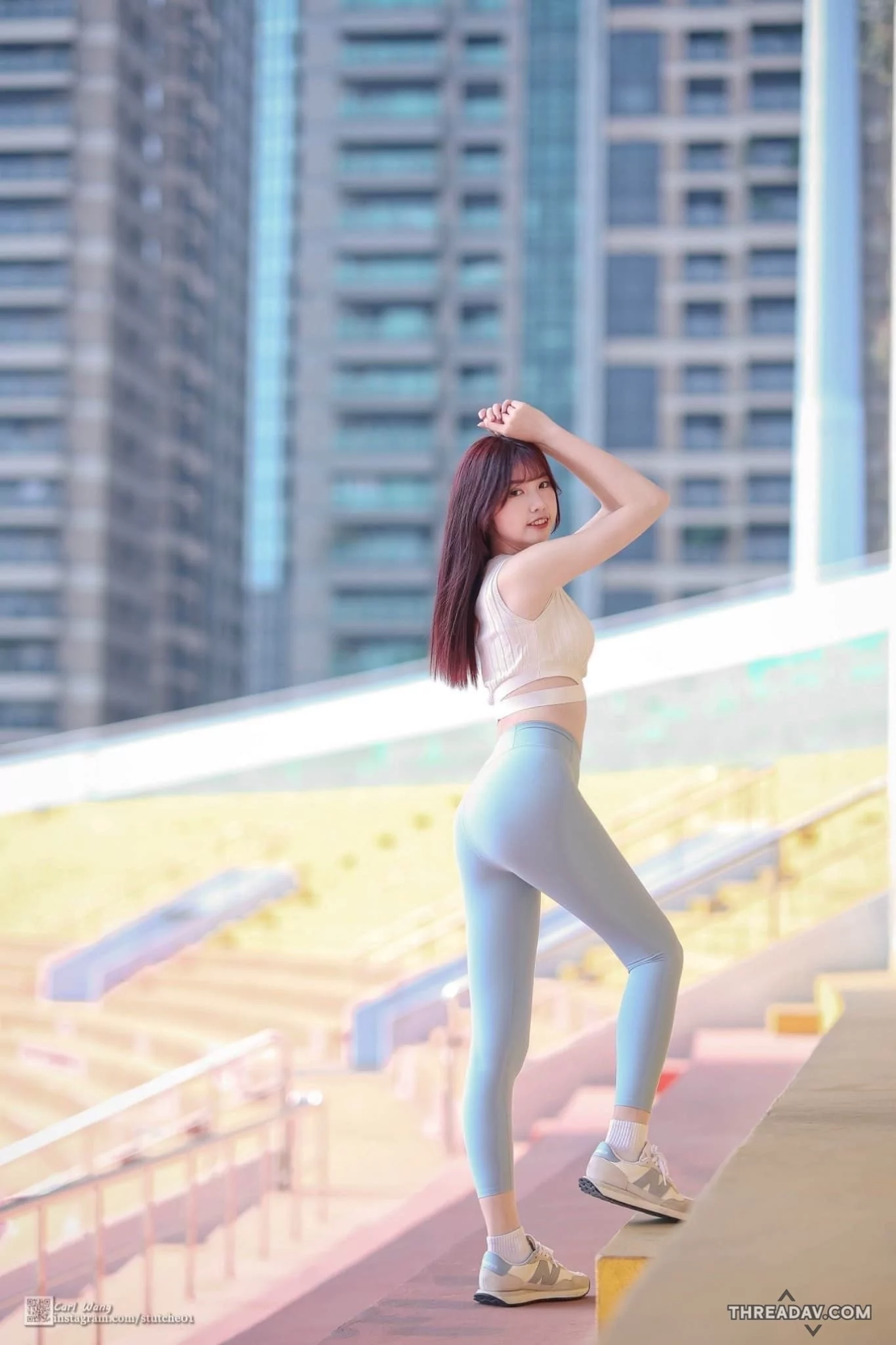 笑容好甜美可愛，整個散發青春清新洋溢的感覺，這緊身瑜珈褲穿上後更不得了