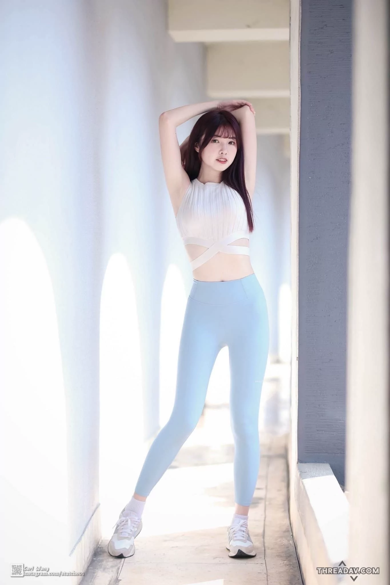 笑容好甜美可愛，整個散發青春清新洋溢的感覺，這緊身瑜珈褲穿上後更不得了