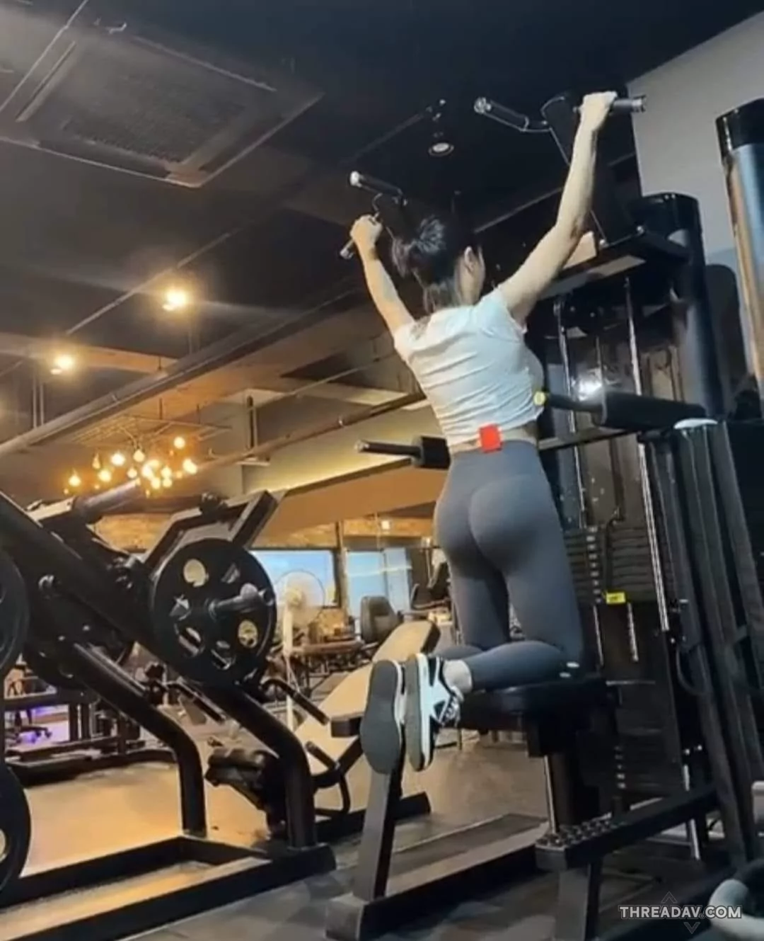 是運動還是撩人？這畫面真的太勾魂