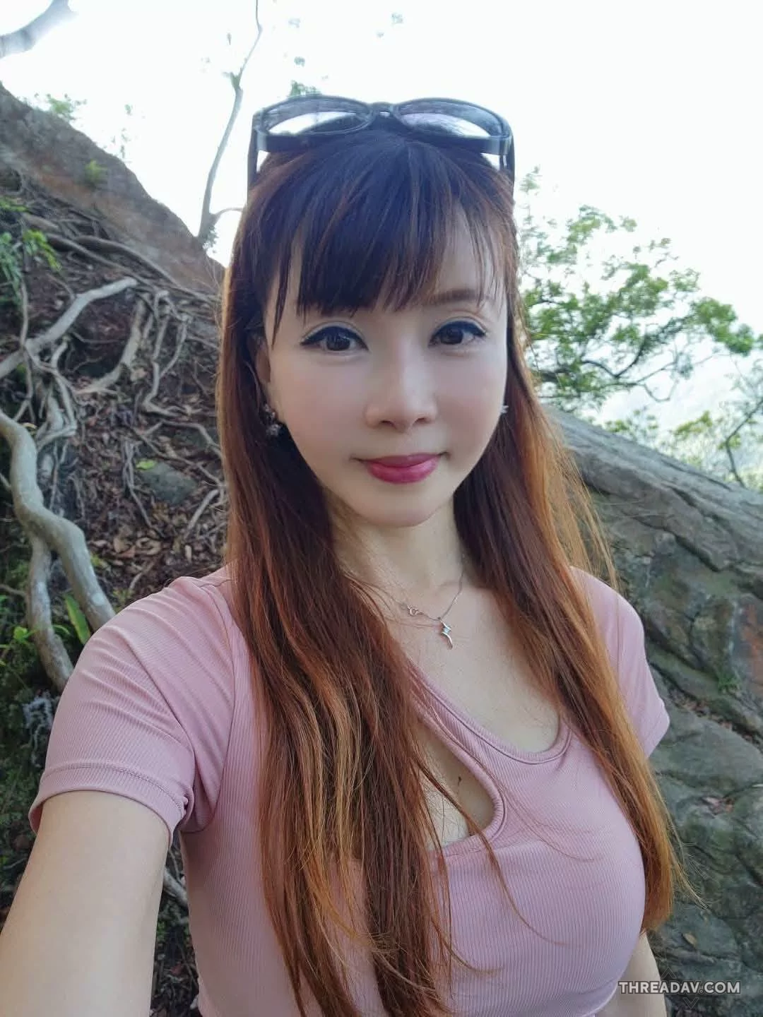 瑜伽裤汗湿的布料在腰臀交界处,绷出性感撩人的动态诱惑