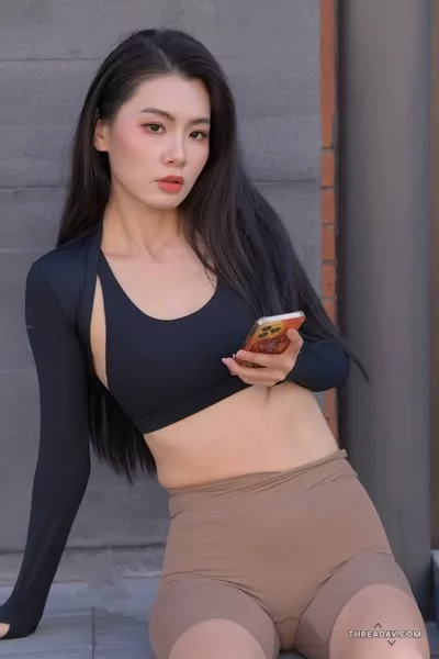 街上露出性感腰身，緊身上衣瑜珈褲真讓人衝動