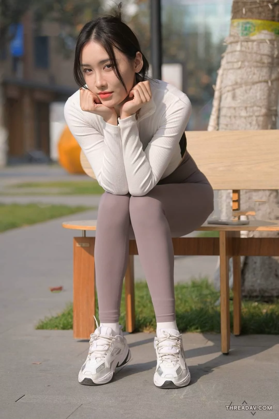 我穿這樣的緊身瑜珈褲走在街頭上你會不會忍住不偷看呢?