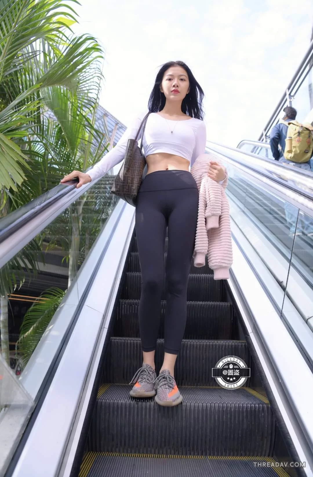 這腰身真讓人受不了，真是充滿無限遐想