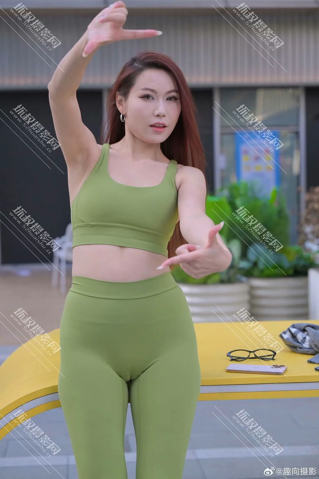從背影到側身，都是讓人著迷的瞬間