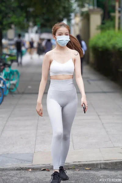 穿緊身瑜珈褲就是好看，難怪一堆小哥哥都看得目不轉睛