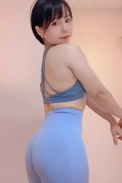 這瑜珈褲穿上後翹臀肉肉也很好看，讓人想捏一下