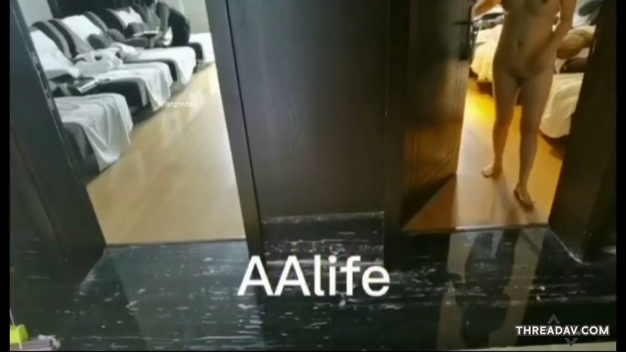 小骚货非常疯狂，在单位里全裸开门劈腿玩逼