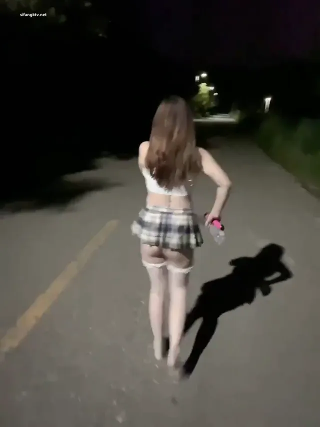 在夜晚街道上露出，迷人的淫蕩誘惑。