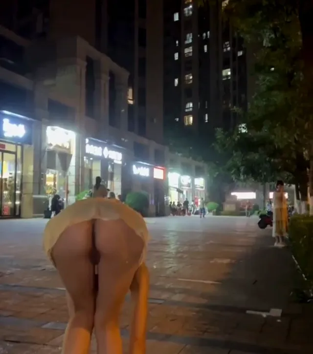 大膽美女在戶外露出身材，引人搔首弄姿