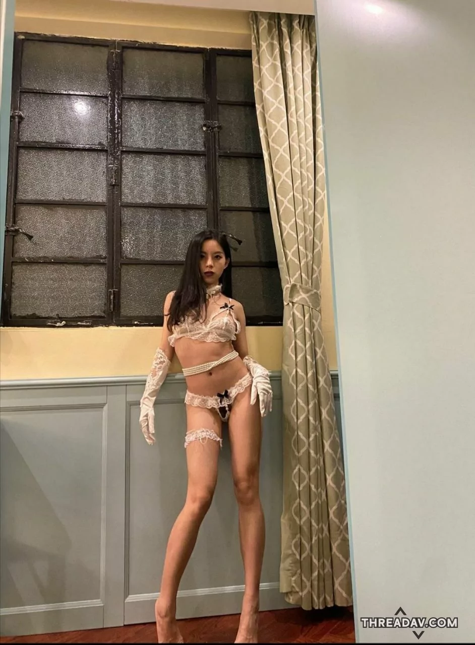 長腿美女穿著蕾絲裝清涼在外露出