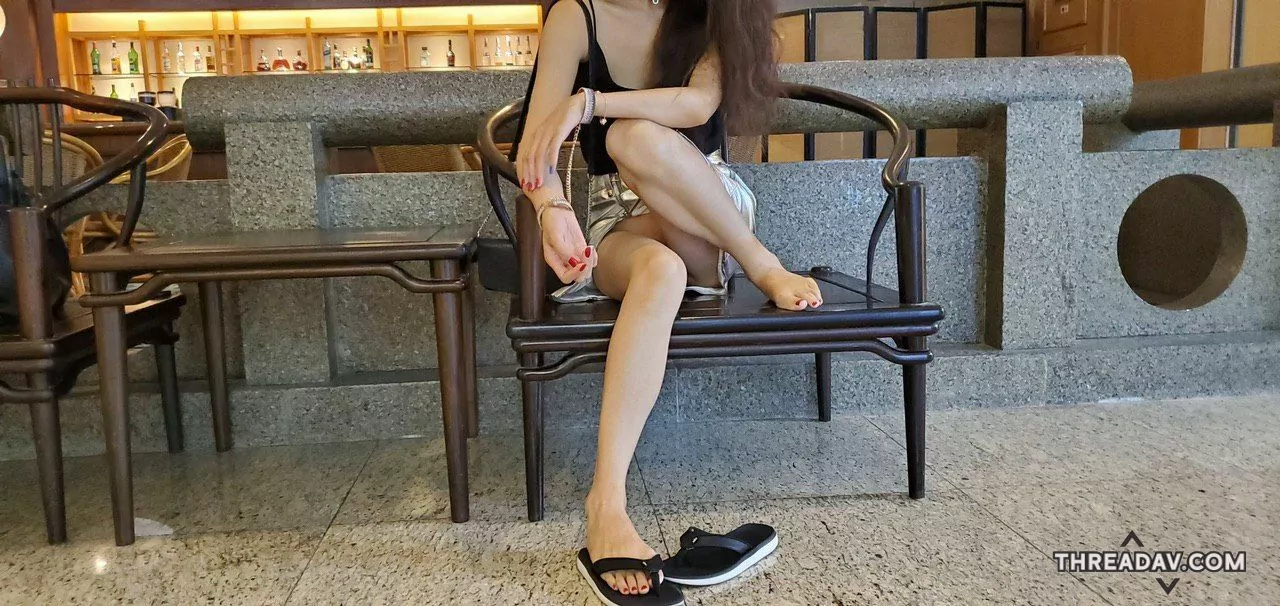 出門故意不穿內褲，趁坐著露出下體