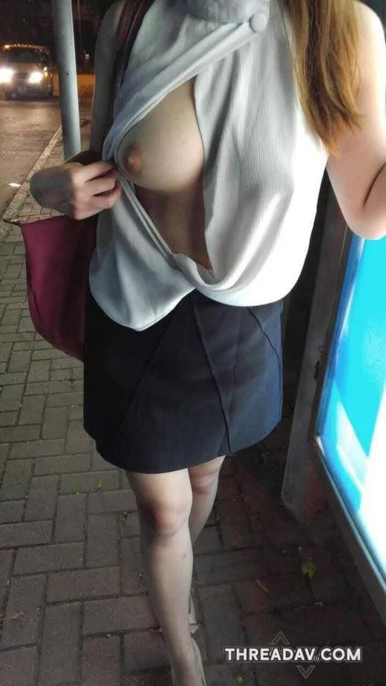 巨乳美女不穿內衣在戶外露出自拍傲人奶子