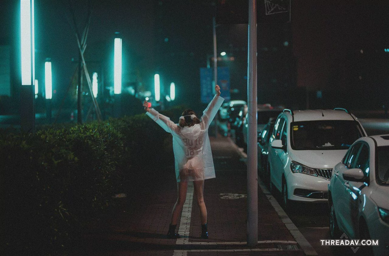 蘿莉全裸街頭露出乳房，藝術感照