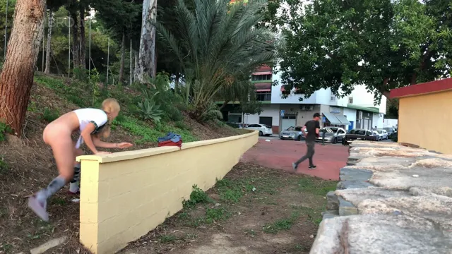 人前露出，欧美熟女玩被路人扒光的游戏，在街边被脱光她笑的很开心。