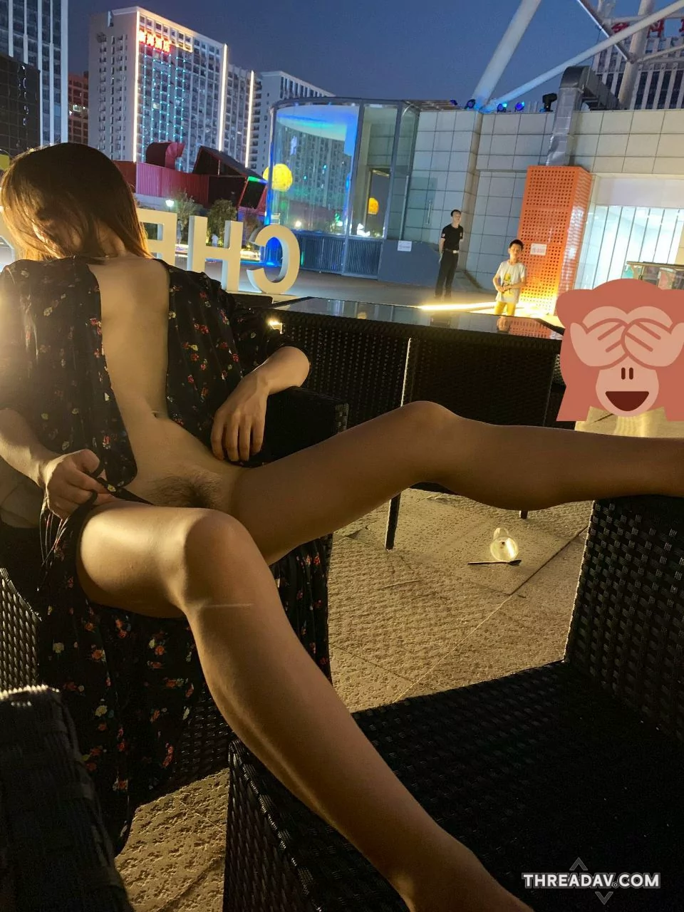 女的喝醉在多人廣場上掀開全裸露出偷拍，不管還有路人在看