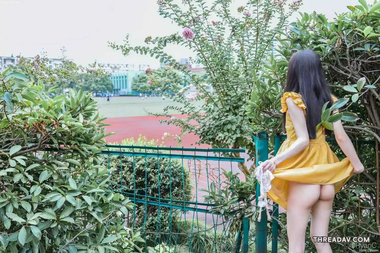 獨家甜美女戶外野拍露出照，清晰露點露逼照