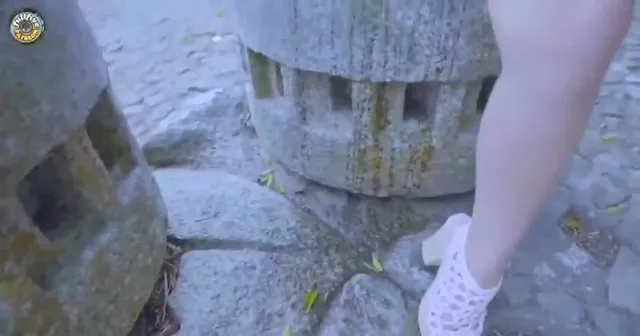 女只穿一件制服，觀光人潮中露出下體，不僅露出還直接自慰潮吹噴水玩起來，絕對要收藏起來