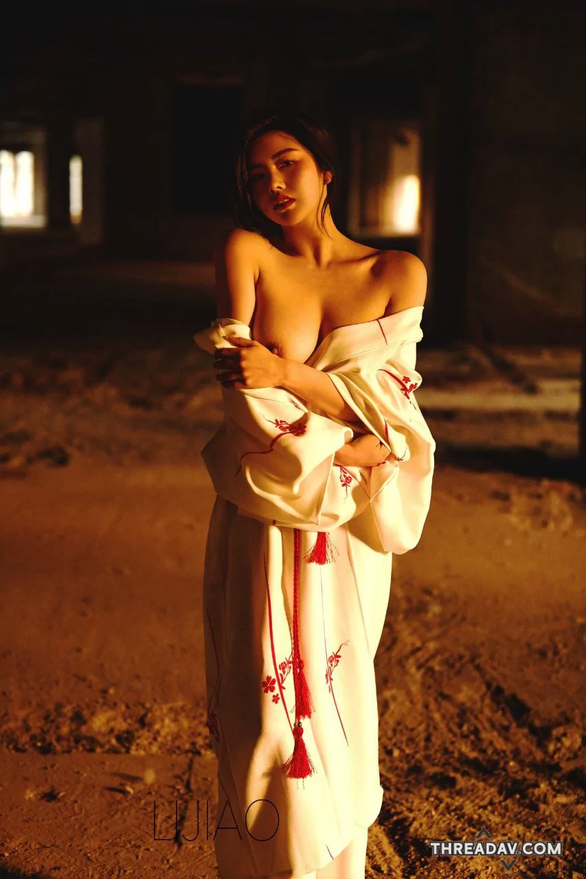 廢墟露出寫真美巨乳美女擺拍