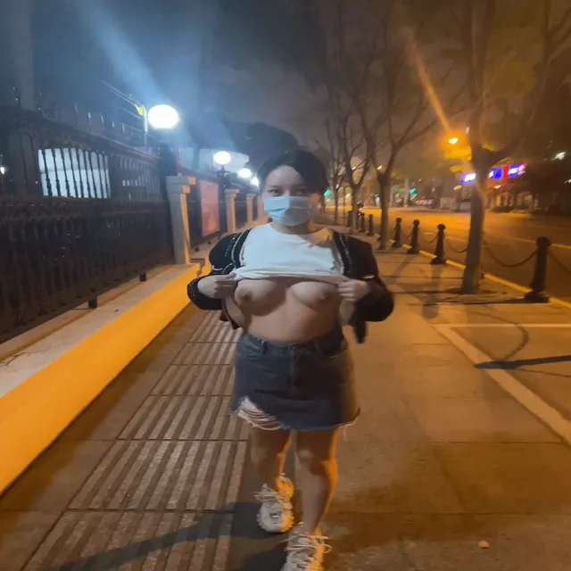 人妻巨乳全裸露出，街边大胆露出，逼毛刮得还真干净