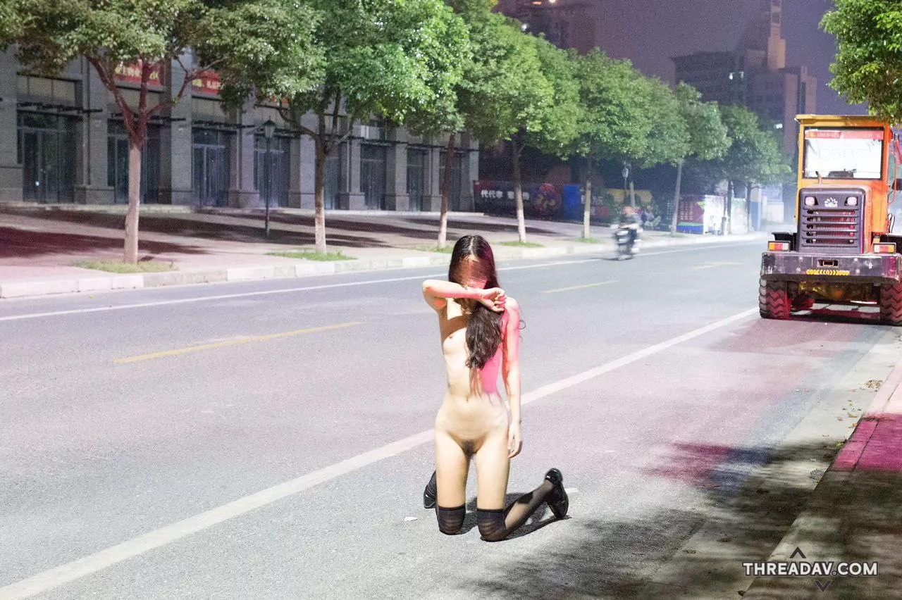 黑絲美腿當母狗女大街上裸露露出，路上經過嚇到，還當街指姦猛插騷逼