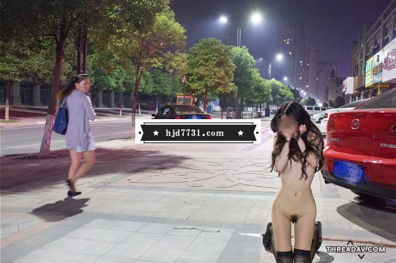 黑絲美腿當母狗女大街上裸露露出，路上經過嚇到，還當街指姦猛插騷逼