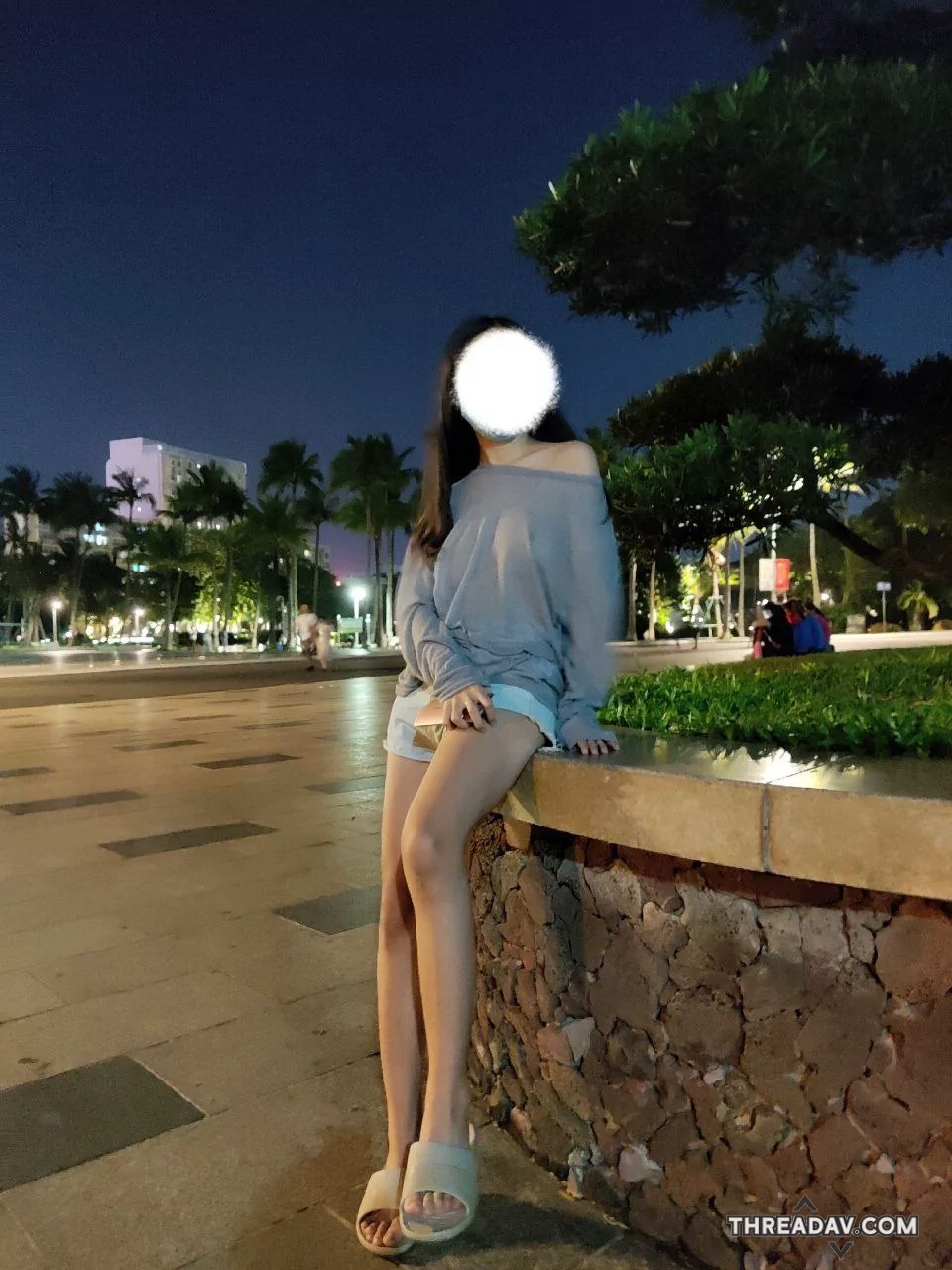 內衣褲都沒穿大街賣場直接掀開露逼露奶子