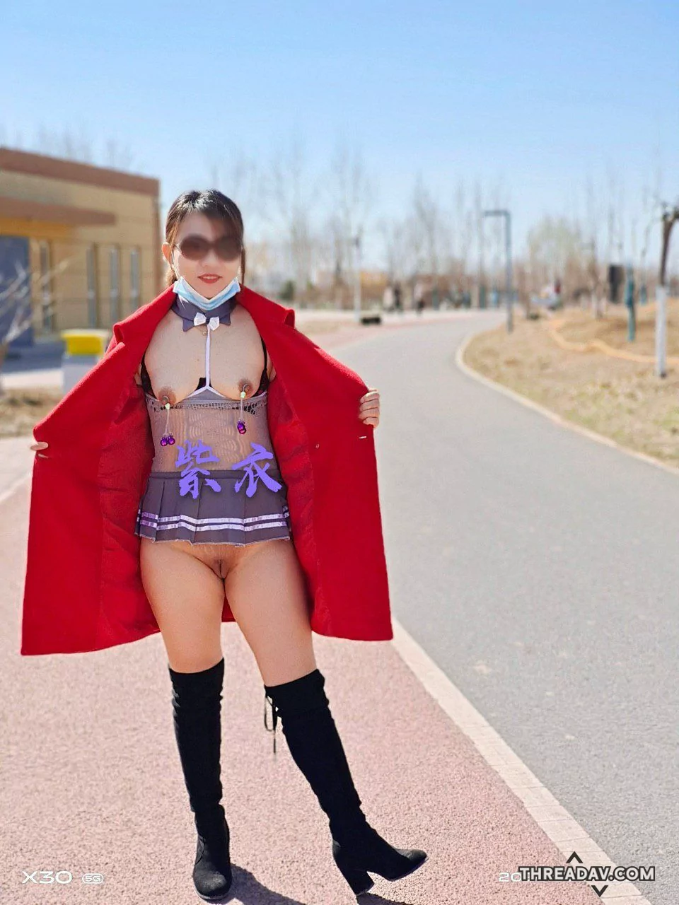成熟女愛戶外野外裸拍，趁人群不注意直接掀開大露奶子下體，乳頭夾添加刺激