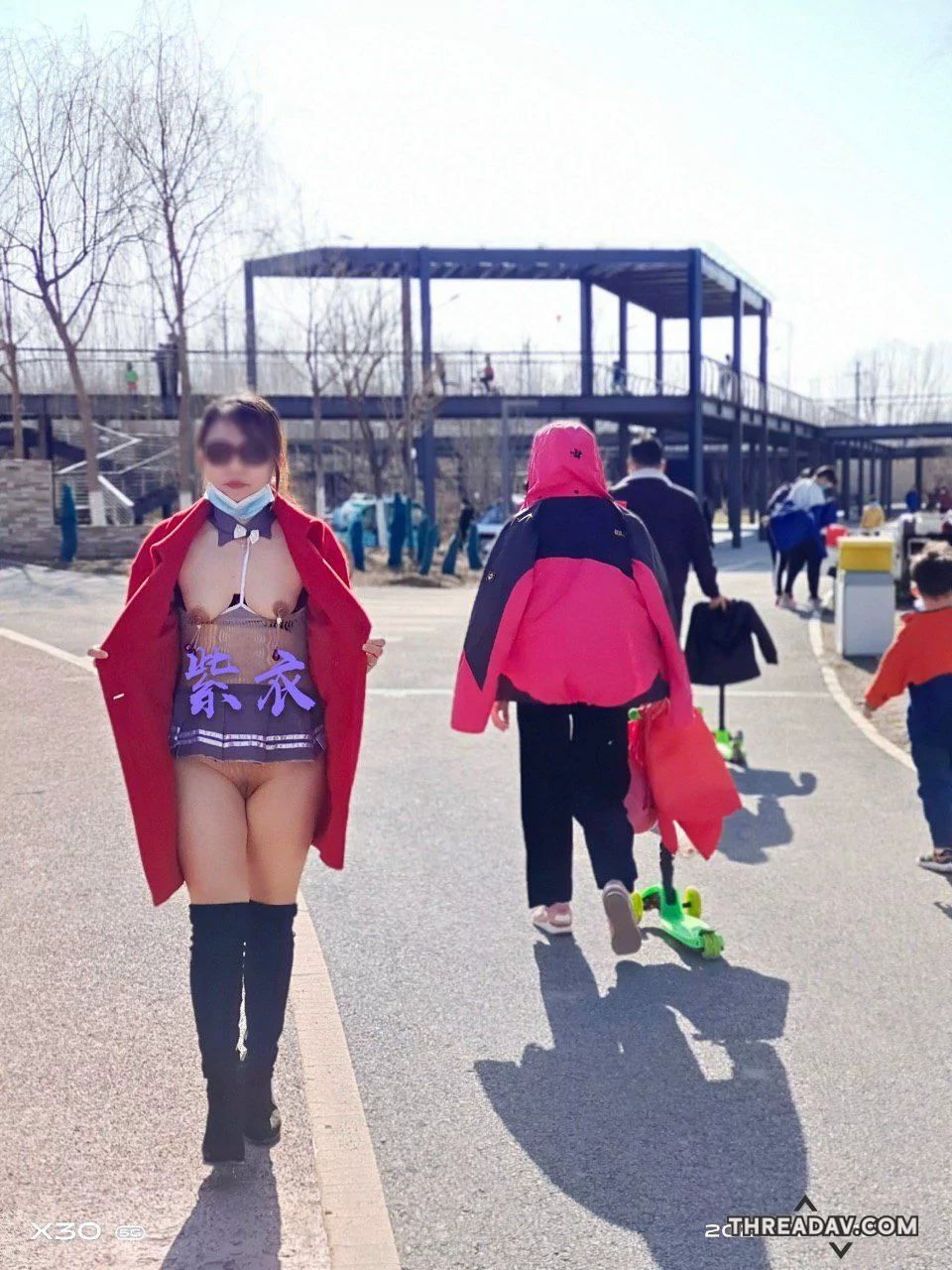 成熟女愛戶外野外裸拍，趁人群不注意直接掀開大露奶子下體，乳頭夾添加刺激